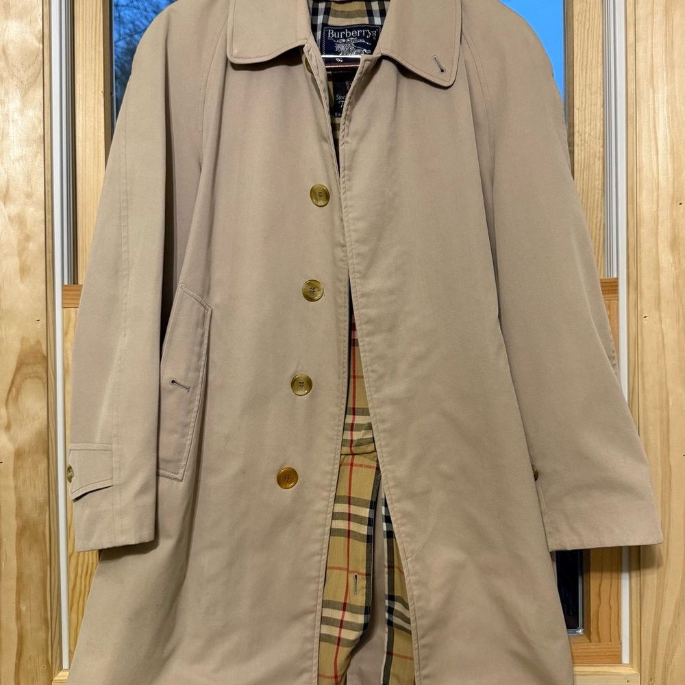 90s Burberry’s Beige Trench Coat for Men Size 38s